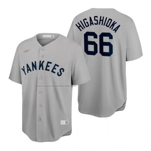 Camiseta Beisbol Hombre New York Yankees Kyle Higashioka Cooperstown Collection Gris